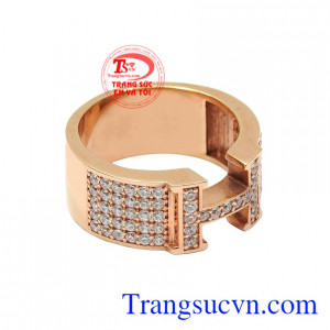 Chiếc nhẫn này rất dễ lựa chọn các trang phục phù hợp.