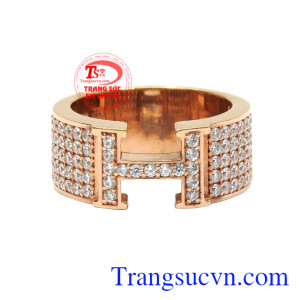 Trang sức vàng hồng gần đây là xu hướng được giới trẻ yêu thích giúp mang lại sự mới lạ và đầy ấn tượng cho người đeo.
