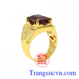 Nhẫn nam Granat chất lượng được chế tác tinh tế từ vàng 14k và đá quý thiên nhiên.