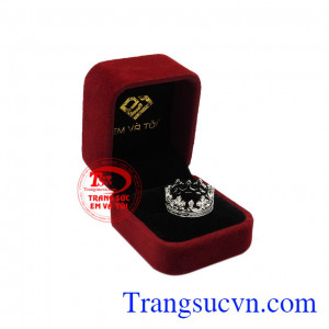 Nhẫn nam kim cương vương miện là điểm nhấn cho phong cách riêng của bạn. 