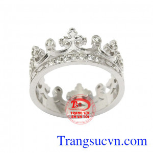 Vương miện thể hiện quyền lực tối cao và chỉ dành cho các vua chúa. Nhẫn nam kim cương vương miện
