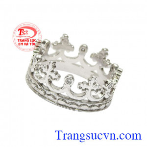 Việc kết hợp hoàn hảo từ vàng trắng cùng kim cương thiên nhiên giúp cho chiếc nhẫn càng trở nên thu hút và đẳng cấp. Nhẫn nam kim cương vương miện