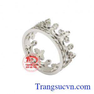 Nhẫn nam kim cương vương miện được thiết kế và chế tác ấn tượng theo công nghệ hiện đại. 