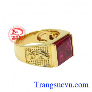 Chiếc nhẫn giúp người đeo thể hiện cá tính và khẳng định đẳng cấp. Nhẫn nam mạnh mẽ vàng tây