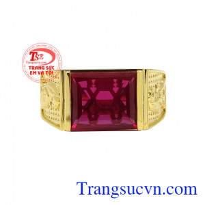 Để giúp chiếc nhẫn càng thêm nổi bật, các người thợ kim hoàn đã lựa chọn viên đá cùng chi tiết hình con hổ dũng mãnh để tạo điểm nhấn. Nhẫn nam mạnh mẽ vàng tây