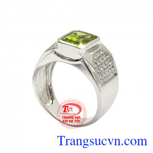 Nhẫn nam peridot hưng thịnh được chế tác từ vàng trắng 10k. 