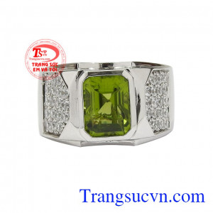 Thiết kế nổi bật mang đến vẻ nam tính và lịch lãm. Nhẫn nam peridot hưng thịnh