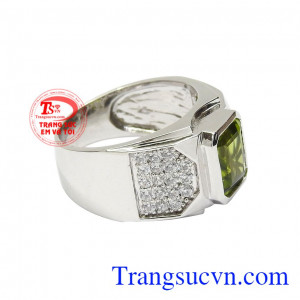 Sự kết hợp hài hòa giữa vàng tây cùng đá peridot thiên nhiên mang tới sản phẩm hợp mệnh. Nhẫn nam peridot hưng thịnh