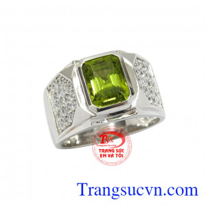 Đá peridot là viên đá hộ mệnh cho người sinh tháng 8. Nhẫn nam peridot hưng thịnh