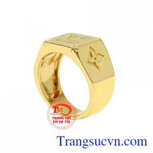 Nhẫn nam vàng là món trang sức được ưa chuộng hiện nay bởi sản phẩm mang đến vẻ thời trang và điển trai đến cho nam giới.
