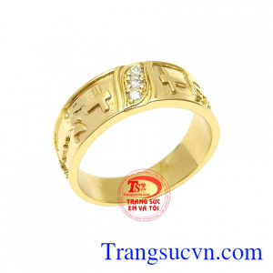 Nhẫn nam thời trang vàng tây dễ dàng kết hợp cùng nhiều trang phục và phụ kiện khác.