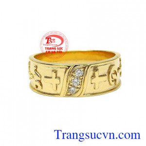 Các chi tiết được làm cách tỉ mỉ, hài hòa giúp phái mạnh càng thêm tự tin và thể hiện cá tính. Nhẫn nam thời trang vàng tây