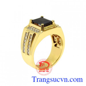 Nhẫn nam vàng tây Sapphire sang trọng được chế tác kiểu cách với sự kết hợp của đá sapphire chất lượng và kim cương thiên nhiên mang đến vẻ đẳng cấp cho chiếc nhẫn.