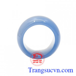 Vì vậy, người ta tin rằng đeo nhẫn mã não như lá bùa may mắn và đem lại hạnh phúc cho người đeo.