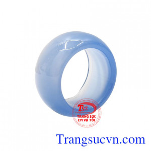 Nhẫn ngọc mã não bình an là biểu tượng của sức khỏe, mang lại sự sung túc và trường thọ.