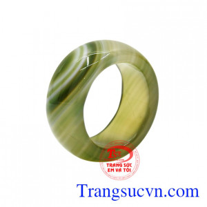 Nhẫn ngọc mã não cát tường được chạm khắc tỉ mỉ mang đến vẻ nam tính cho phái mạnh.