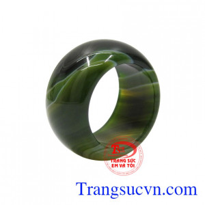 Nhẫn ngọc mã não đại cát được chế tác bắt mắt, vân ngọc sắc nét.