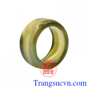 Nhẫn ngọc mã não hưng thịnh được chạm khắc sáng bóng.