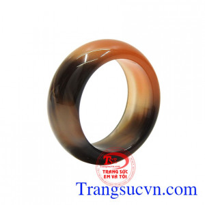 Nhẫn ngọc mã não lộc phát được chế tác đẹp mắt, chất lượng.