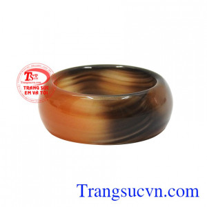 Trang sức Em và Tôi cung cấp các sản phẩm đá quý, nhẫn ngọc chất lượng được nhiều khách hàng yêu thích.