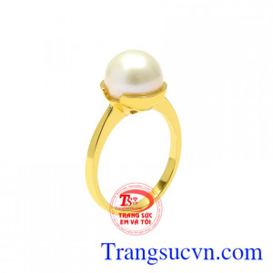 Nhẫn ngọc trai chất lượng được chế tác tinh tế từ vàng 10k và viên ngọc trai xinh xắn.