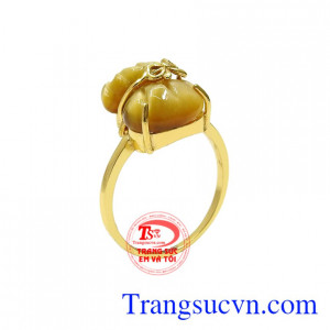 Nhẫn nữ đá mắt hổ tài lộc được chế tác đầy tinh tế kiểu dáng hợp thời trang.