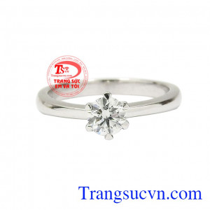 Nhẫn nữ kim cương trang nhã được chế tác từ vàng trắng 18k.