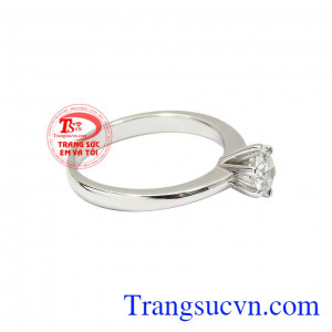 Kết hợp cùng viên kim cương thiên nhiên mang đến sự sang trọng mà không kém phần duyên dáng. Nhẫn nữ kim cương trang nhã