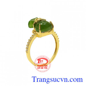 Nhẫn nữ nephrite tiền tài chế tác từ vàng 10k bền đẹp và ngọc cẩm thạch chất lượng.
