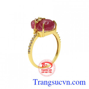 Nhẫn nữ Ruby lộc phát được chế tác hình túi tiền với ý nghĩa mang đến nhiều may mắn về tiền tài đến cho người đeo.