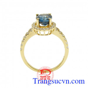 Với ánh xanh của viên đá Topaz tạo độ bắt sáng và nổi bật cho người đeo.