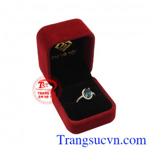 Nhẫn nữ Topaz thanh lịch tinh tế.
