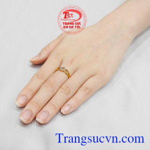 Nhẫn nữ vàng màu ấn tượng