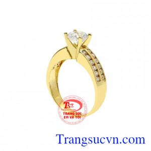 Các nhà chế tác hoàn kim đã khéo léo tạo nên một sản phẩm hợp thời trang và là mẫu trang sức được nhiều người yêu thích.