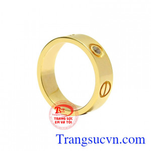 Với lối chế tác không quá cầu kỳ sẽ giúp cho người đeo dễ dàng kết hợp với nhiều kiểu trang phục và tự tin hơn.