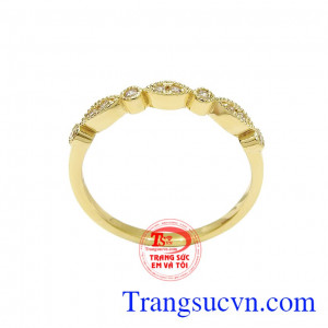 Nhẫn nữ vàng được rất nhiều phái đẹp yêu thích bởi nó tôn lên được vẻ đẹp cho đôi tay của các nàng.