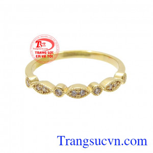 Nhẫn nữ vàng màu trang nhã được bảo hành chu đáo.