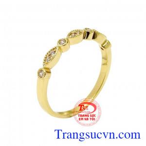 Nhẫn nữ vàng màu trang nhã được chế tác độc đáo mang đến vẻ thời trang đến cho người đeo.