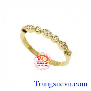 Lựa chọn một chiếc nhẫn nhỏ xinh hợp phong cách cũng đủ các cô gái tự tin hơn và nổi bật hơn rồi.