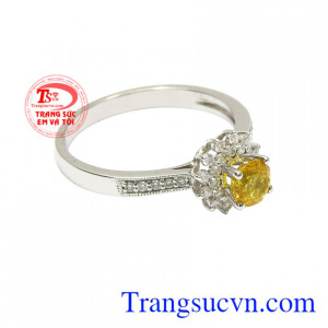 Sapphire là viên đá biểu tượng của hoàng gia giúp người dùng toát lên vẻ quyền quý, cao sang.