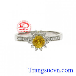 Với điểm nhấn là viên sapphire vàng kết hợp cùng kim cương thiên nhiên chất lượng giúp phái đẹp trông vừa hợp thời trang vừa mang đến nhiều may mắn cho phái đẹp.
