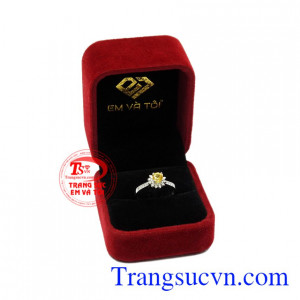 Nhẫn nữ vàng trắng saphir tinh tế giao hàng tận nơi.