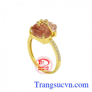 Nhẫn thạch anh tóc đỏ tài lộc với kiểu dáng nữ tính, duyên dáng và trẻ trung.