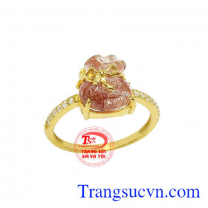 Viên thạch anh tóc đỏ được chạm khắc hình túi tiền tượng trưng cho tài lộc đầy nhà, vận may luôn theo. Nhẫn thạch anh tóc đỏ tài lộc