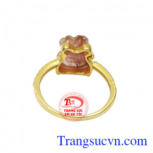 Sản phẩm đang được rất nhiều các chị em phụ nữ yêu thích và lựa chọn. Nhẫn thạch anh tóc đỏ tài lộc
