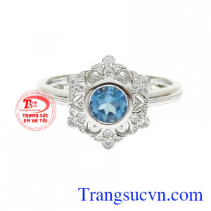 Từng đường nét chế tác cách tỉ mỉ và tinh xảo. Nhẫn topaz cánh hoa