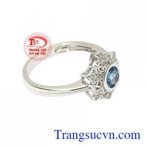 Kết hợp vàng trắng và đá topaz thiên nhiên mang đến nét hài hòa và hợp phong thủy. Nhẫn topaz cánh hoa