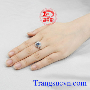 Nhẫn topaz cánh hoa