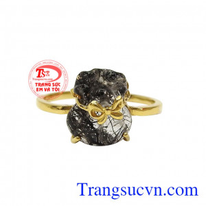 Thiết kế trẻ trung dễ dàng kết hợp cùng nhiều kiểu trang phục. Nhẫn túi tiền thạch anh tóc đen