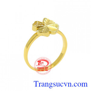 Nhẫn vàng cỏ may mắn là sản phẩm mới với kiểu dáng xinh xắn.